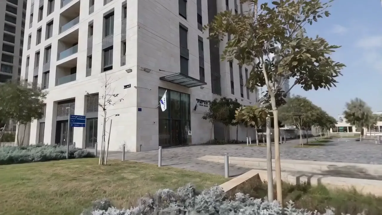 הרחוב מול הבניין, נקודת ההתחלה של הסיור
